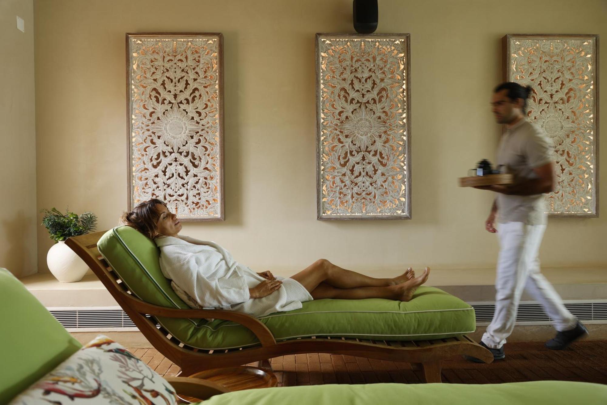 אלג'זור Praia Do Canal Nature Retreat - Small Luxury Hotels Of The World מראה חיצוני תמונה A woman relaxing at a spa