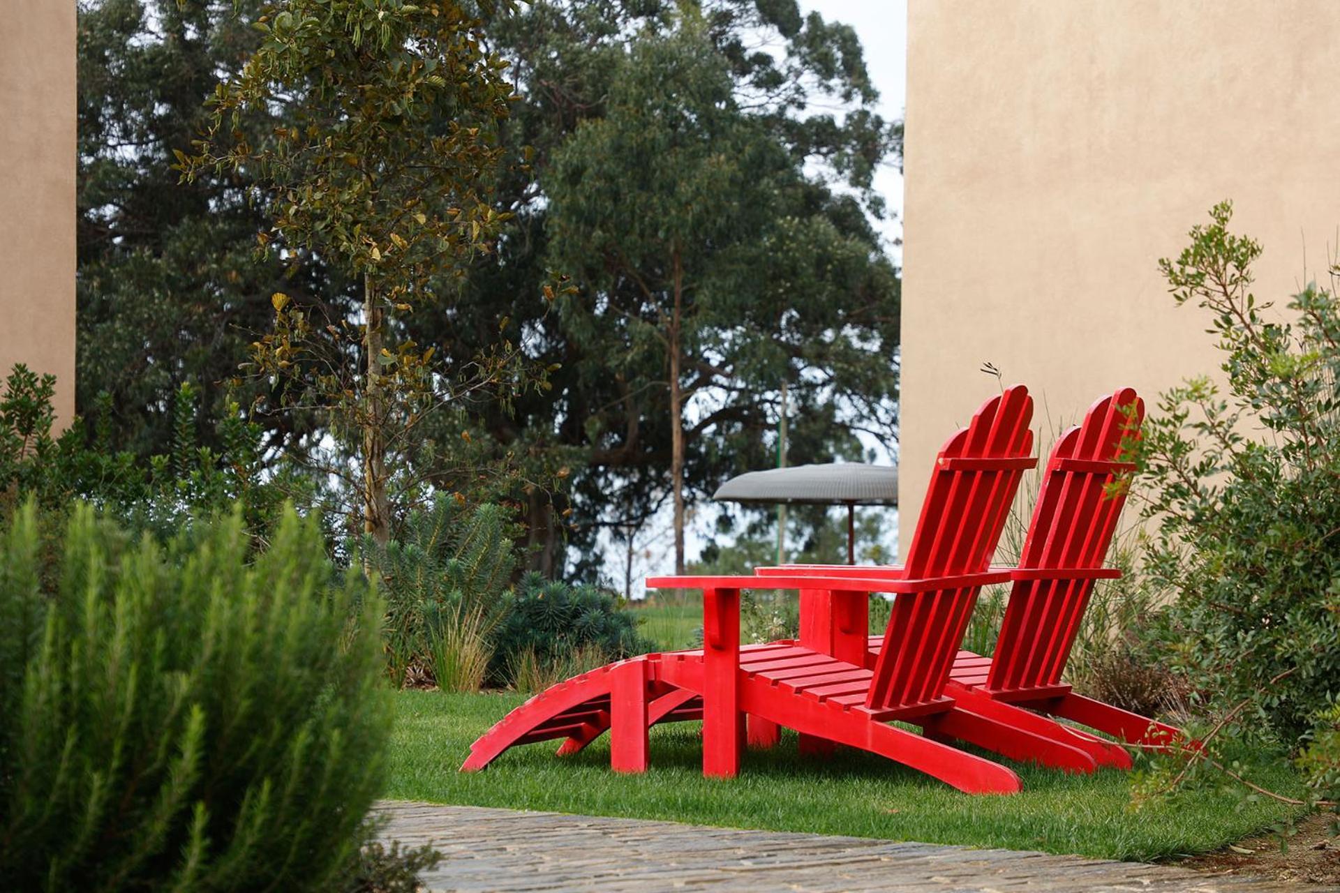 אלג'זור Praia Do Canal Nature Retreat - Small Luxury Hotels Of The World מראה חיצוני תמונה Adirondack chair at the Stanford Research Institute
