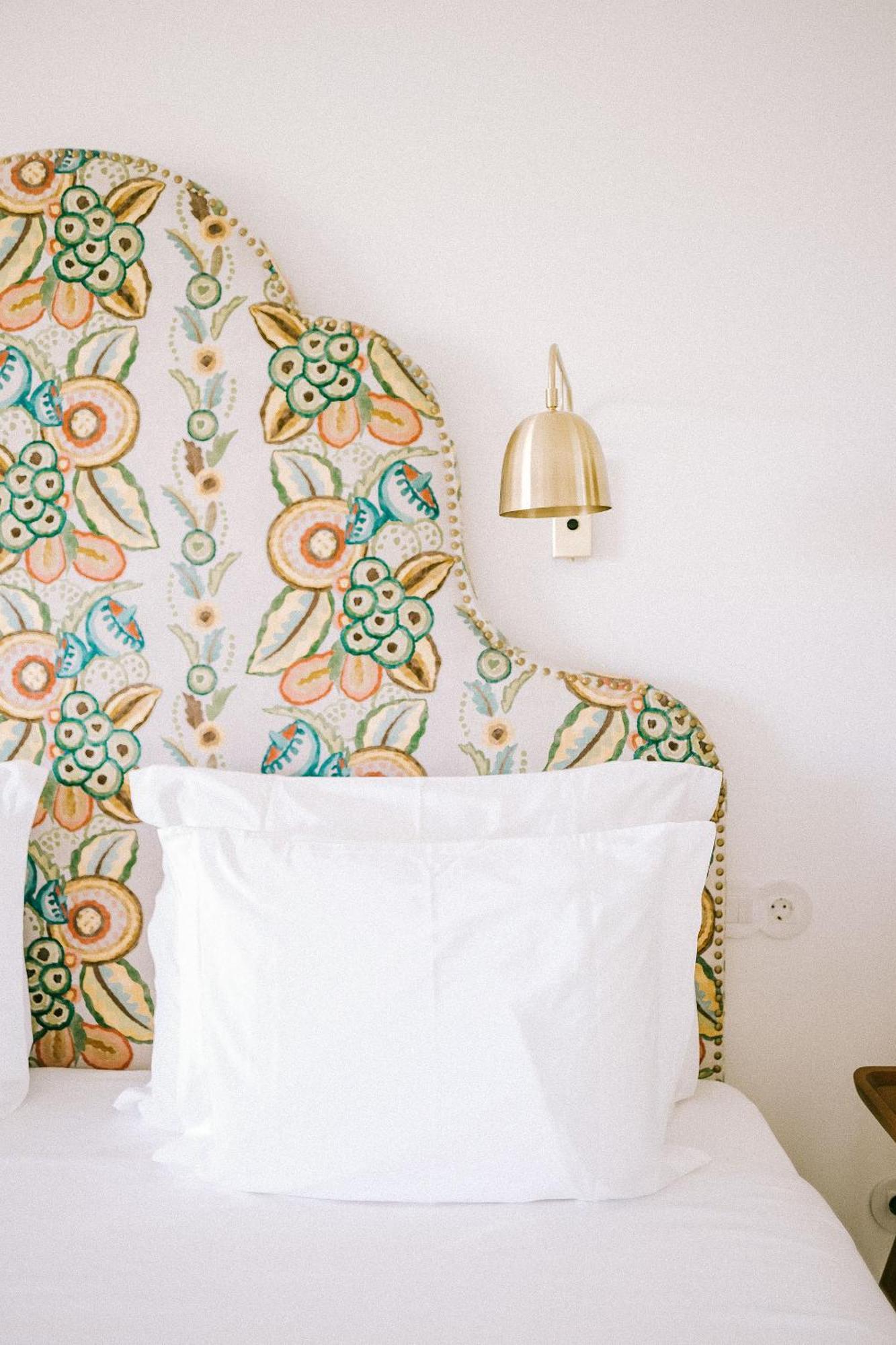 אלג'זור Praia Do Canal Nature Retreat - Small Luxury Hotels Of The World מראה חיצוני תמונה A bed with a headboard
